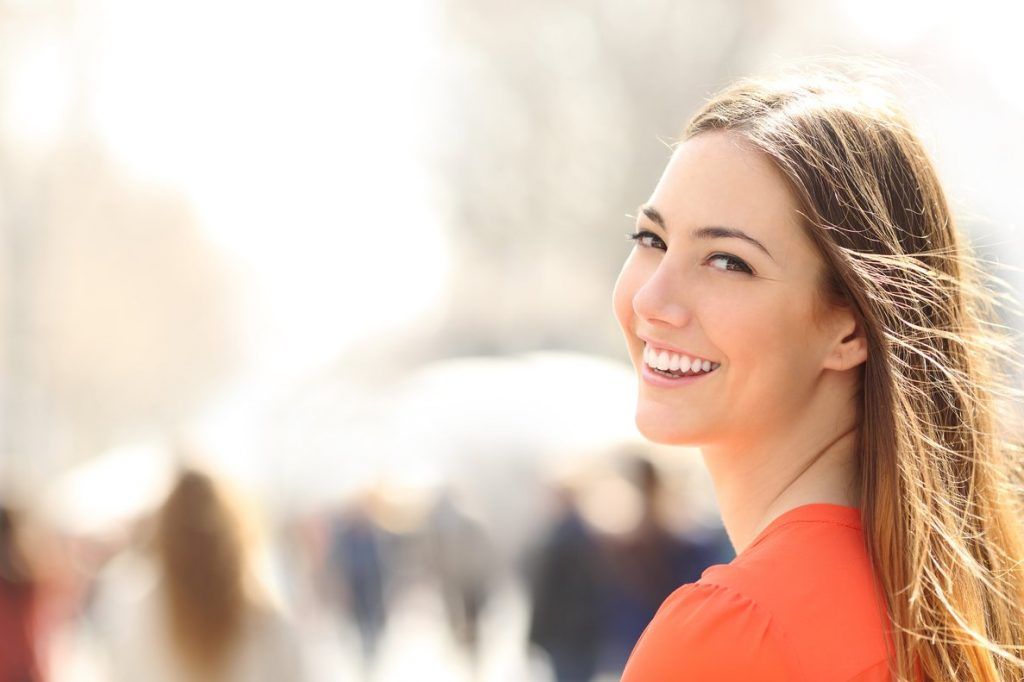 chica joven sonriendo