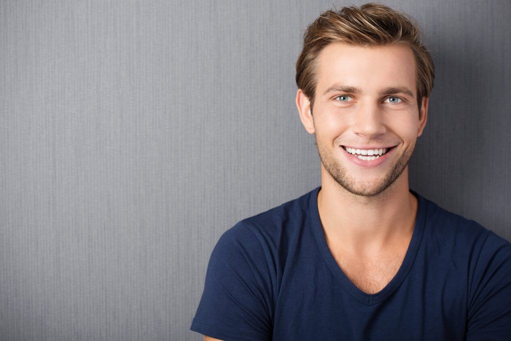 hombre sonriendo