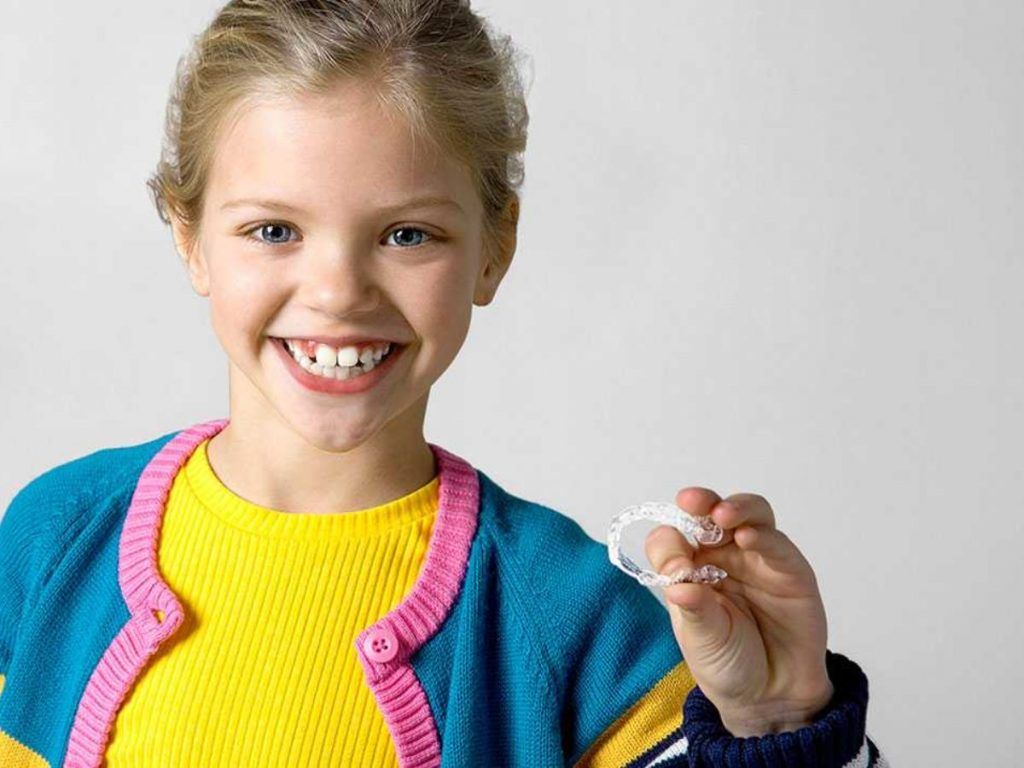 niña con invisalign infantil